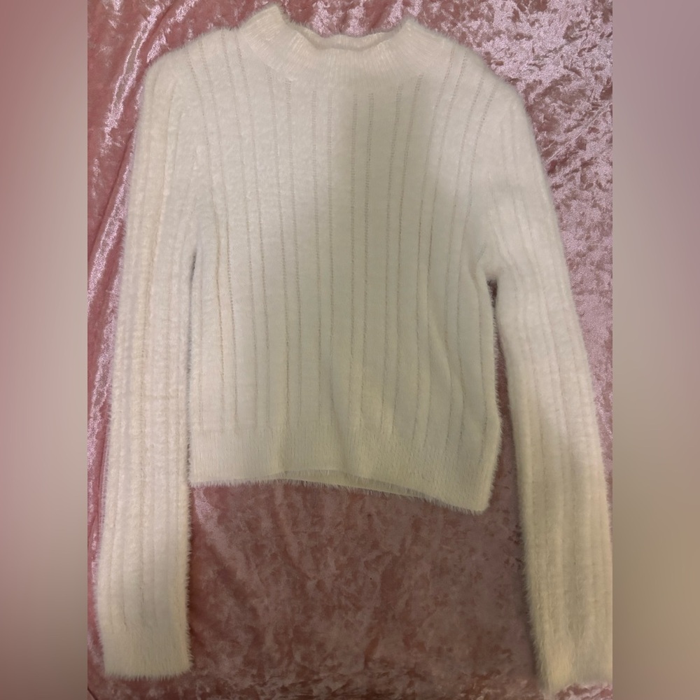 Long sleeve, fuzzy white shirt.